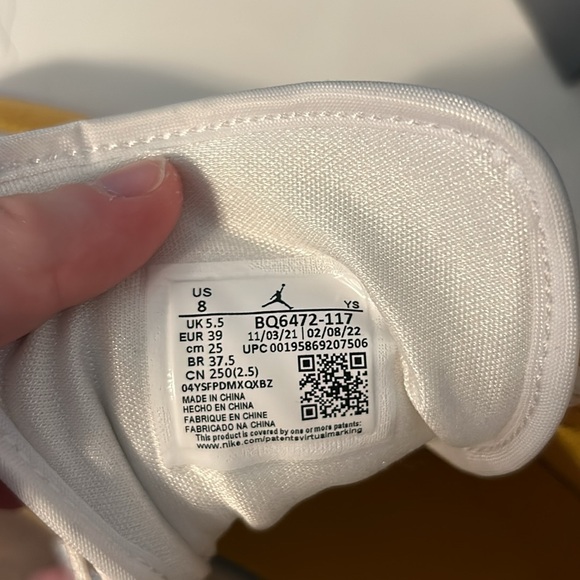 Yellow Jordan 1’s size 8 women. - Picture 4 of 4